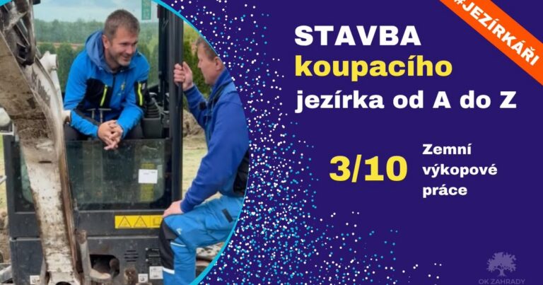 Výkopové práce při stavbě koupacího jezírka 30 m³ — záběr z videa OK ZAHRADY, vytyčený tvar a bagrování zón