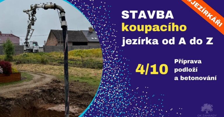 Betonování dna koupacího jezírka — zhutněné štěrkové lože, kari síť a osazená dnová vpusť před litím betonu, záběr z videa OK ZAHRADY