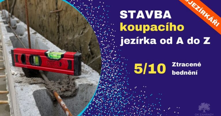 Stavba stěn koupacího jezírka ze ztraceného bednění — záběr z videa OK ZAHRADY, založení první řady tvárnic na základové desce