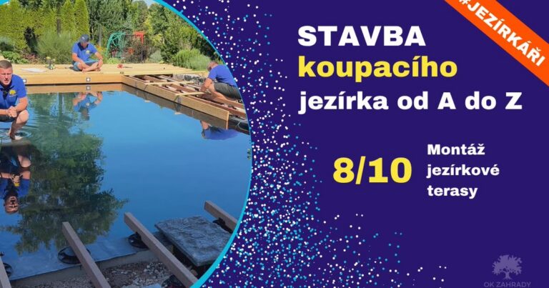 Montáž dřevěné terasy ze sibiřského modřínu u koupacího jezírka — záběr z videa OK ZAHRADY, pokládka terasových prken na podkladové hranoly