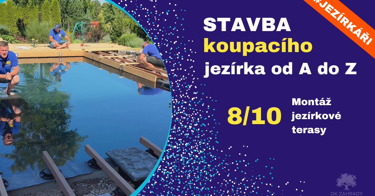 Montáž dřevěné terasy ze sibiřského modřínu u koupacího jezírka — záběr z videa OK ZAHRADY, pokládka terasových prken na podkladové hranoly